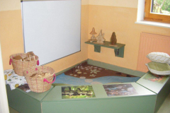 A-Borzsony-lakoi-interaktiv-kiallitas-kuckoja-mikrocsoportos-foglalkozasok-szamara-masolata-1024x768